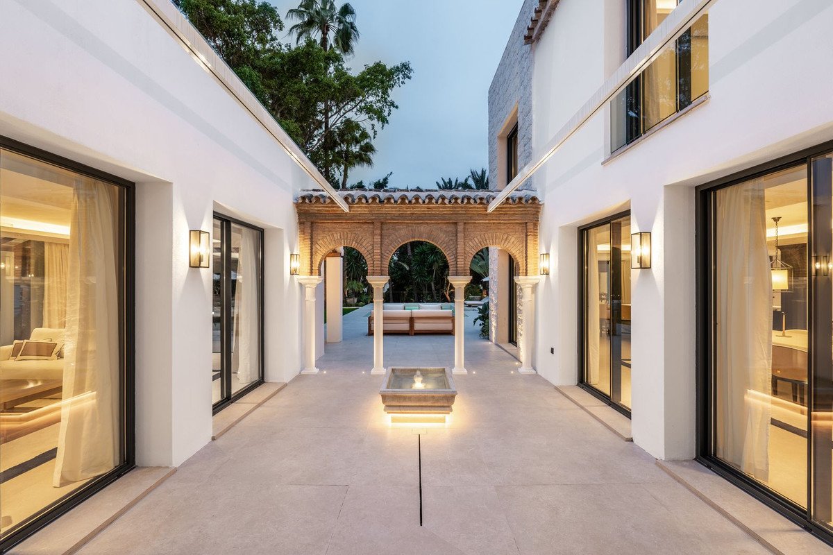 5 Bed Detached Villa in Las Brisas