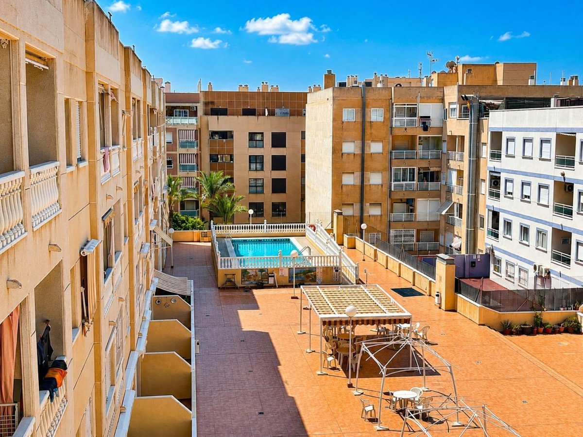 2 Bed Middle Floor Apartment in Torrevieja