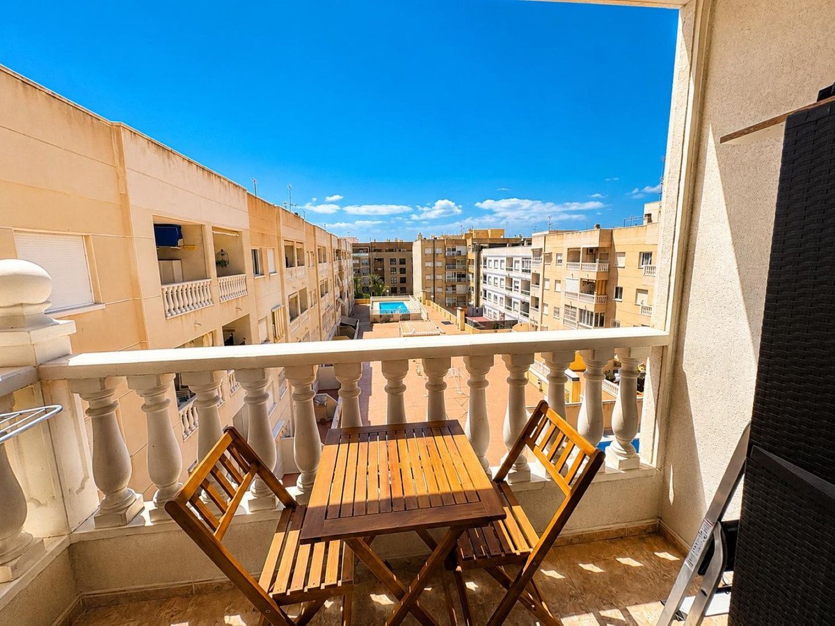 2 Bed Middle Floor Apartment in Torrevieja