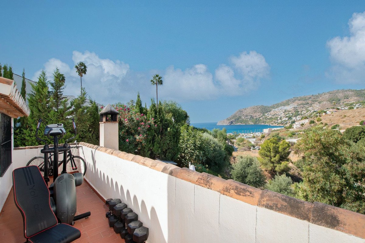 3 Bed Detached Villa in La Herradura