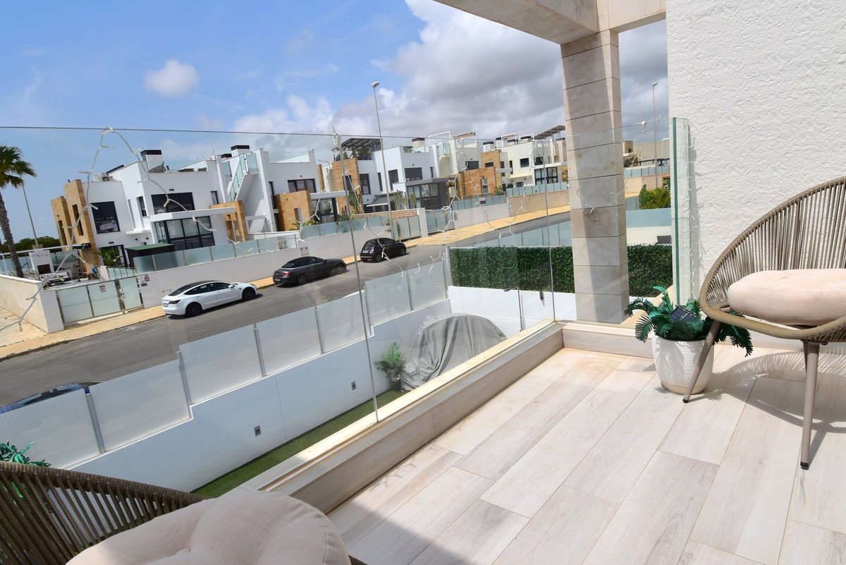 4 Bed Detached Villa in Lomas de Cabo Roig