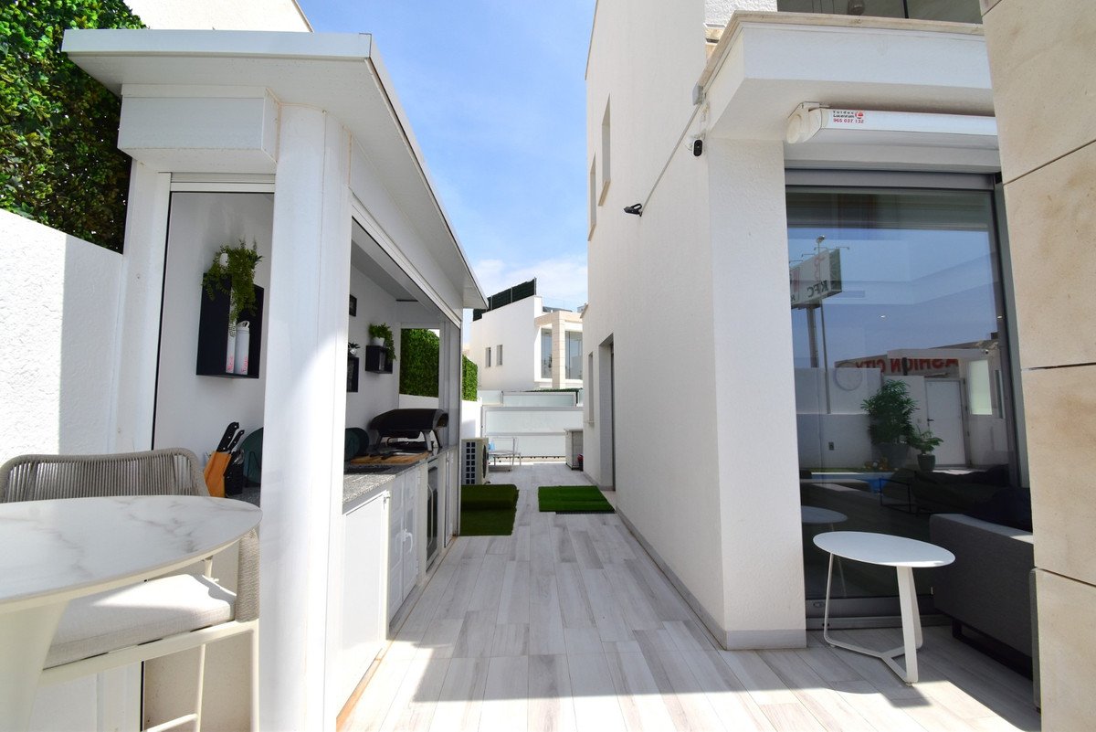 4 Bed Detached Villa in Lomas de Cabo Roig