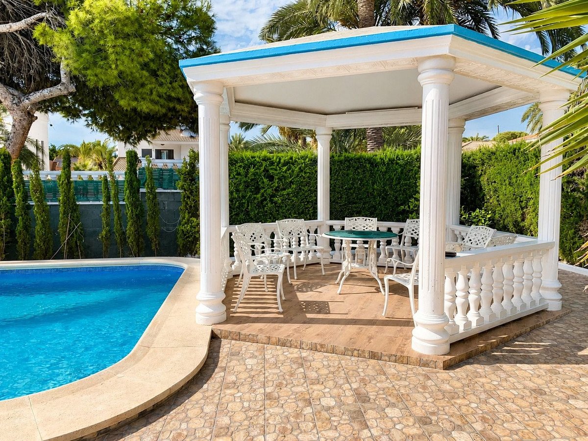 4 Bed Detached Villa in La Zenia