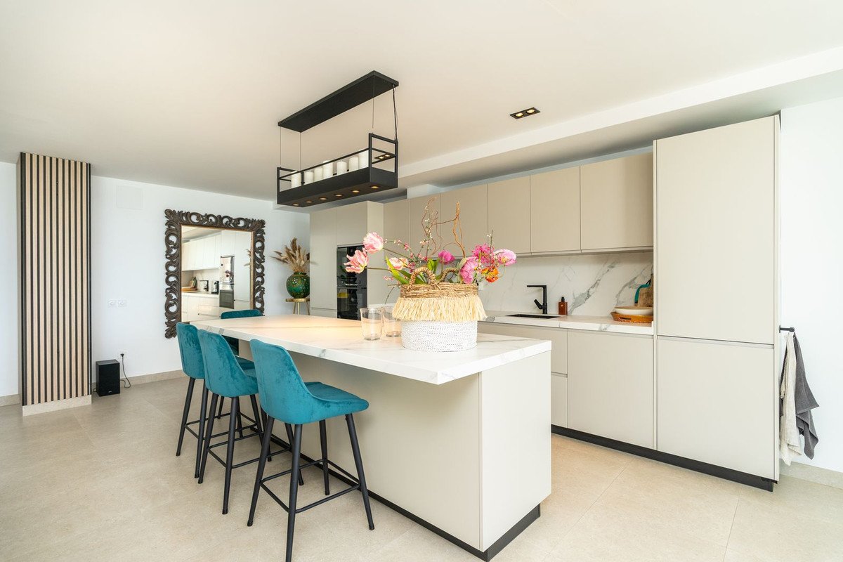 3 Bed Middle Floor Apartment in Torrequebrada