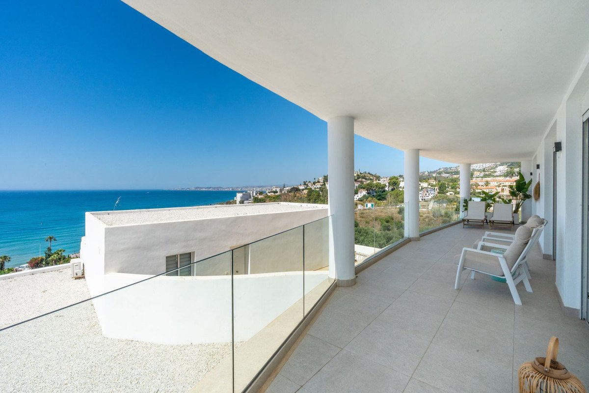 3 Bed Middle Floor Apartment in Torrequebrada