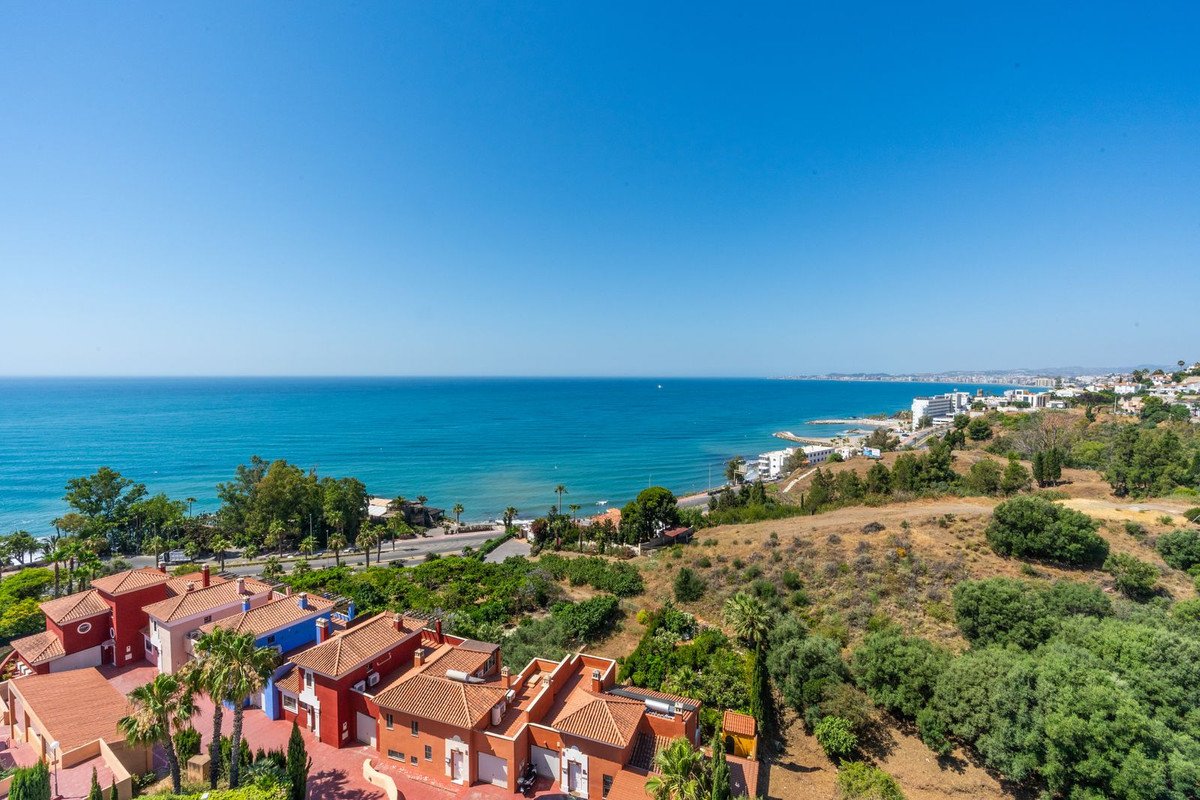 3 Bed Middle Floor Apartment in Torrequebrada