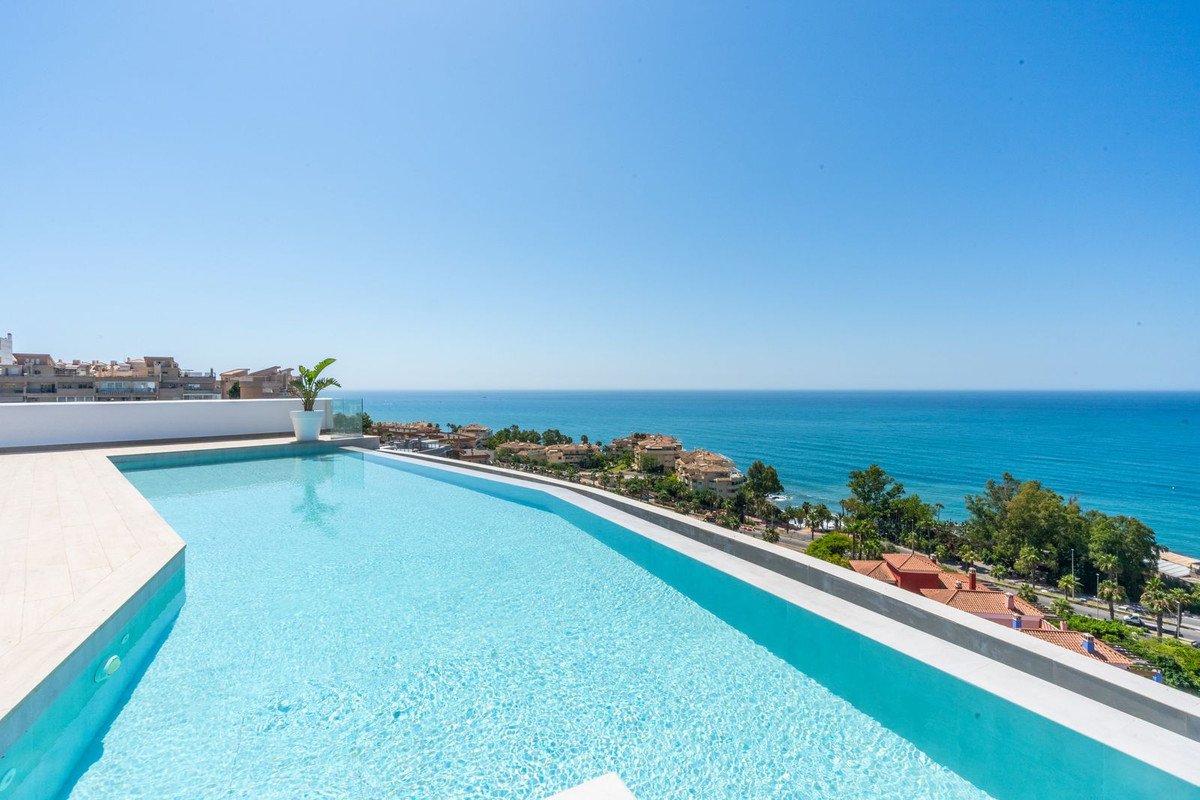 3 Bed Middle Floor Apartment in Torrequebrada