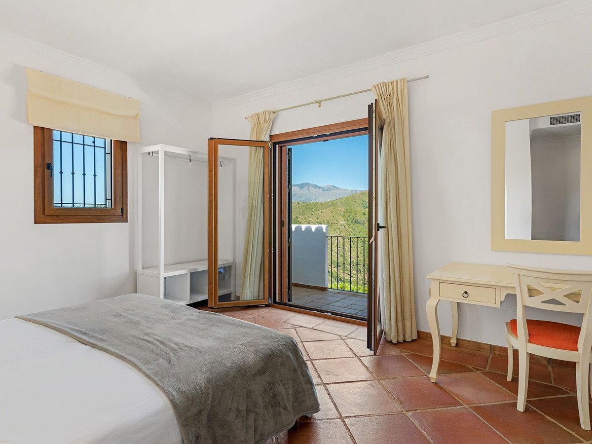 5 Bed Detached Villa in Benahavís