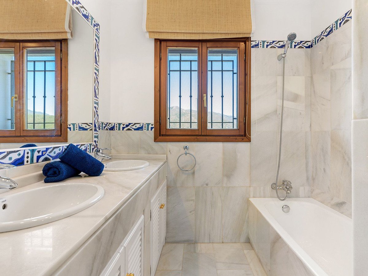 5 Bed Detached Villa in Benahavís