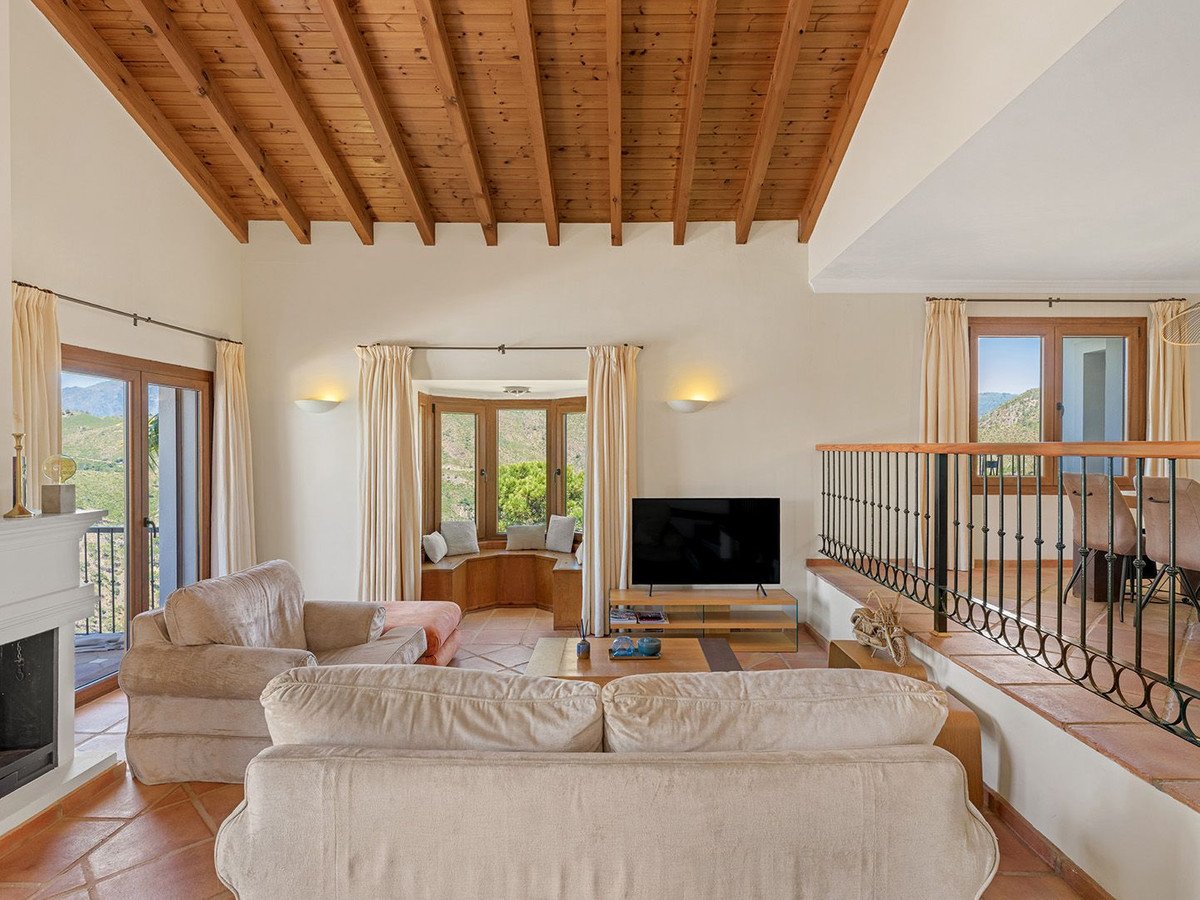 5 Bed Detached Villa in Benahavís