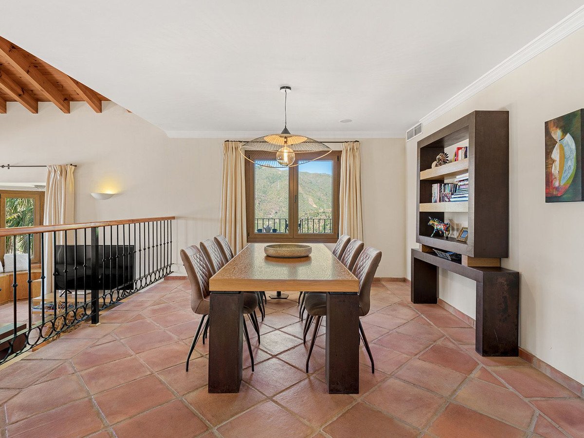 5 Bed Detached Villa in Benahavís