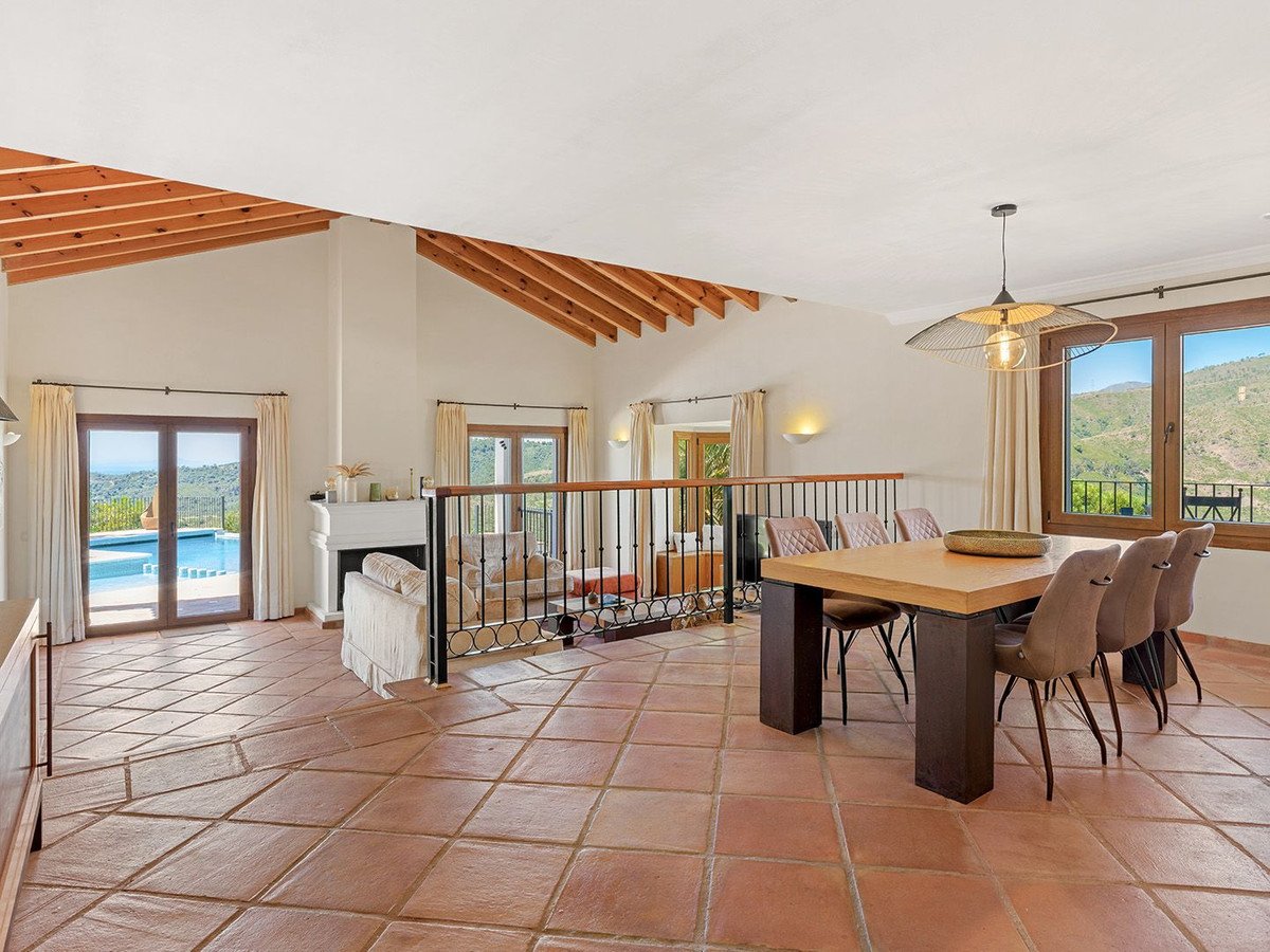 5 Bed Detached Villa in Benahavís