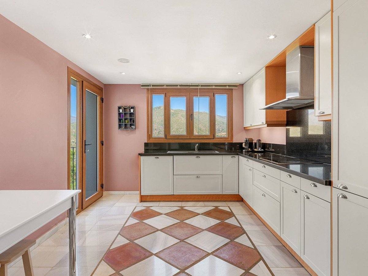5 Bed Detached Villa in Benahavís