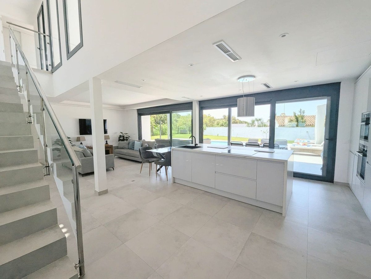 3 Bed Detached Villa in Artola