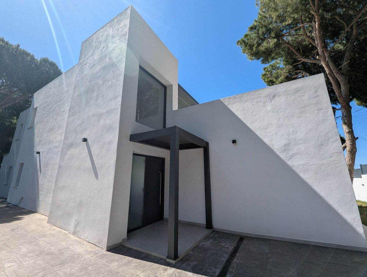 3 Bed Detached Villa in Artola