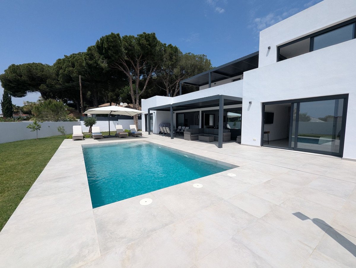 3 Bed Detached Villa in Artola