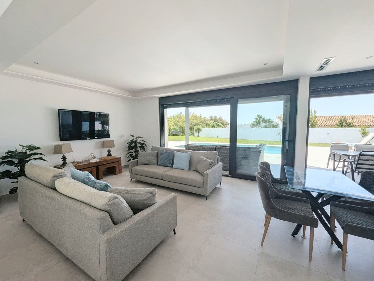 3 Bed Detached Villa in Artola