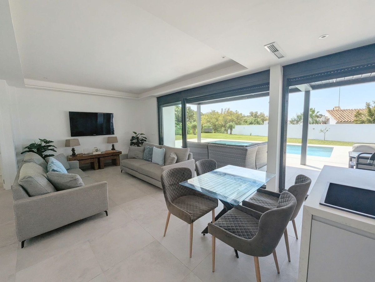 3 Bed Detached Villa in Artola