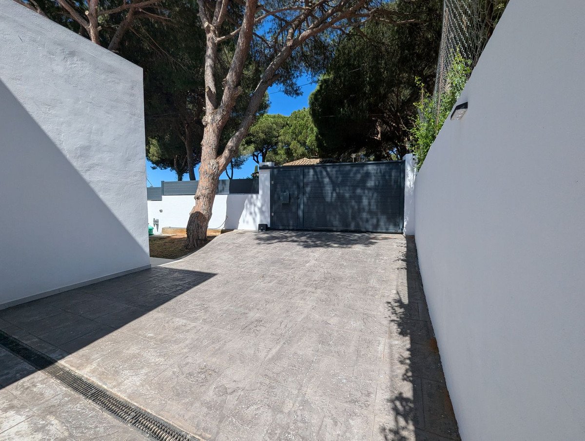 3 Bed Detached Villa in Artola
