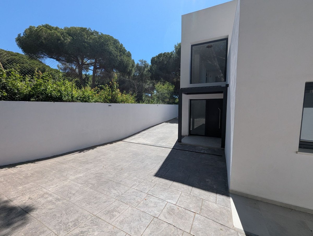 3 Bed Detached Villa in Artola