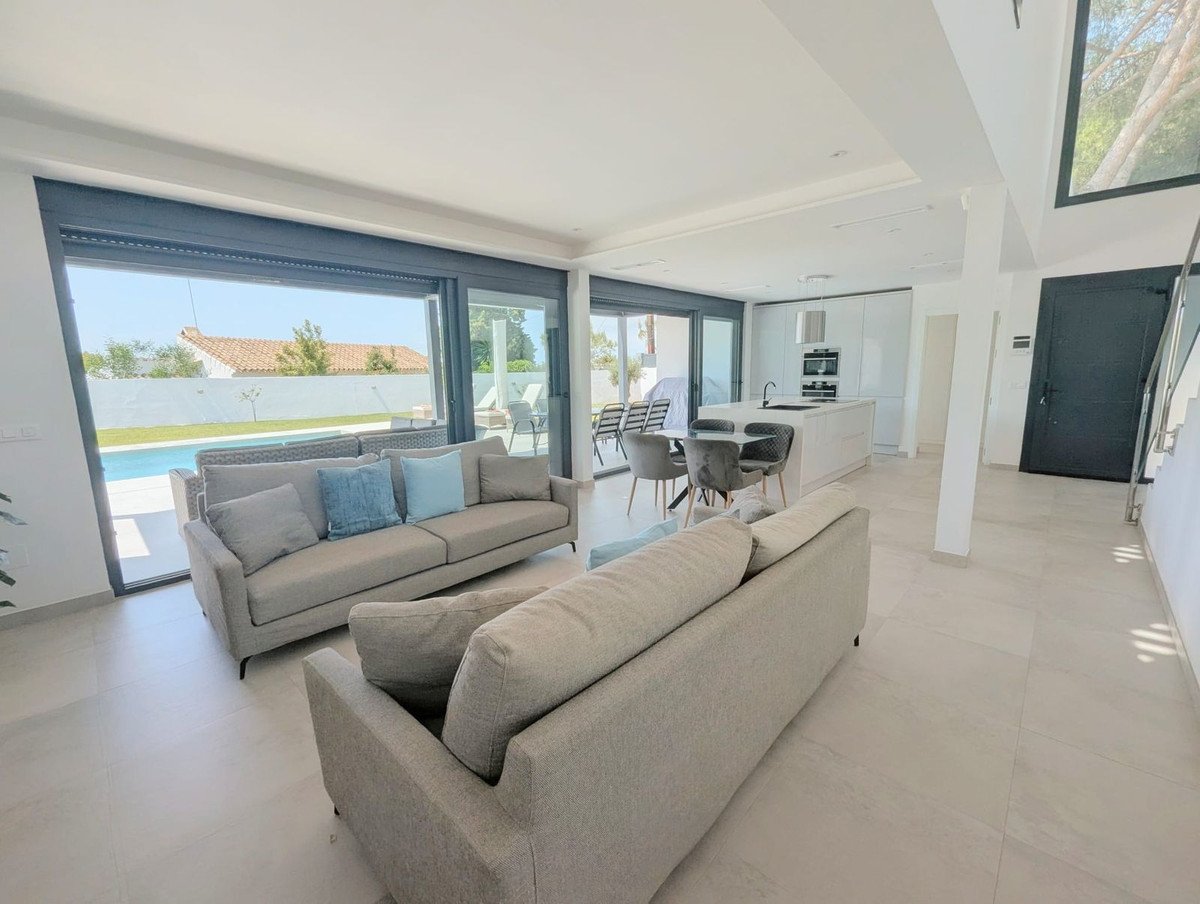 3 Bed Detached Villa in Artola