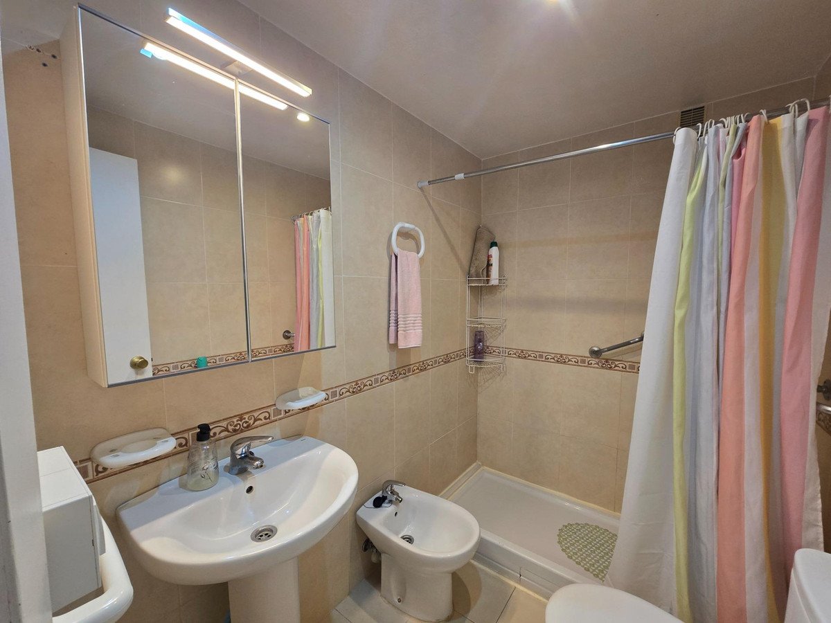 2 Bed Middle Floor Apartment in Benalmadena