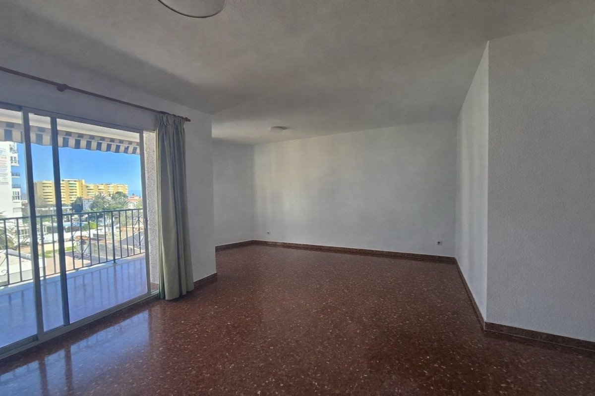 2 Bed Middle Floor Apartment in Benalmadena
