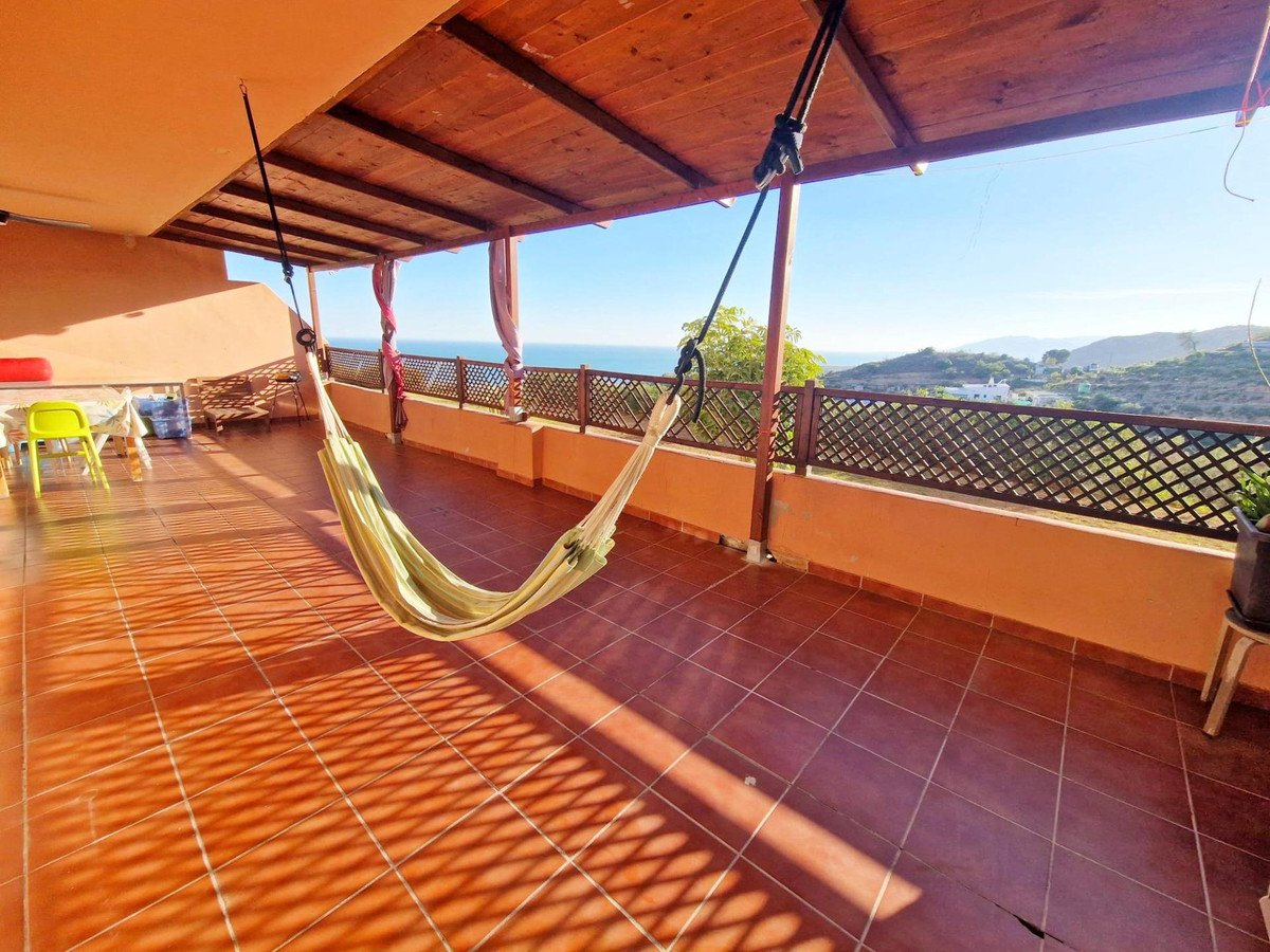 2 Bed Middle Floor Apartment in Rincón de la Victoria