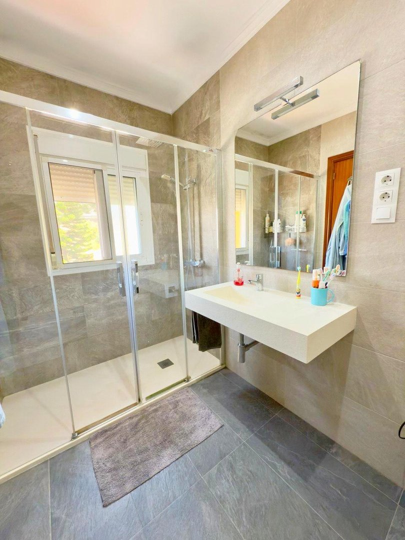 4 Bed Middle Floor Apartment in Rincón de la Victoria