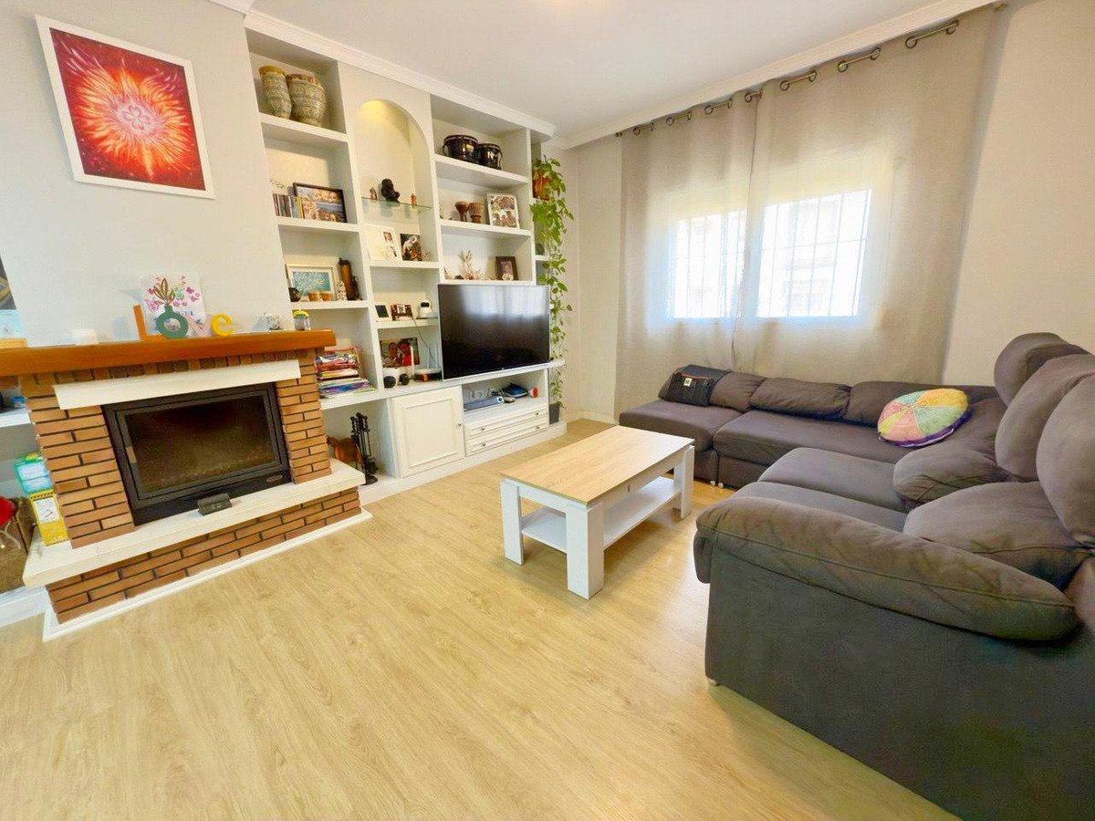 4 Bed Middle Floor Apartment in Rincón de la Victoria