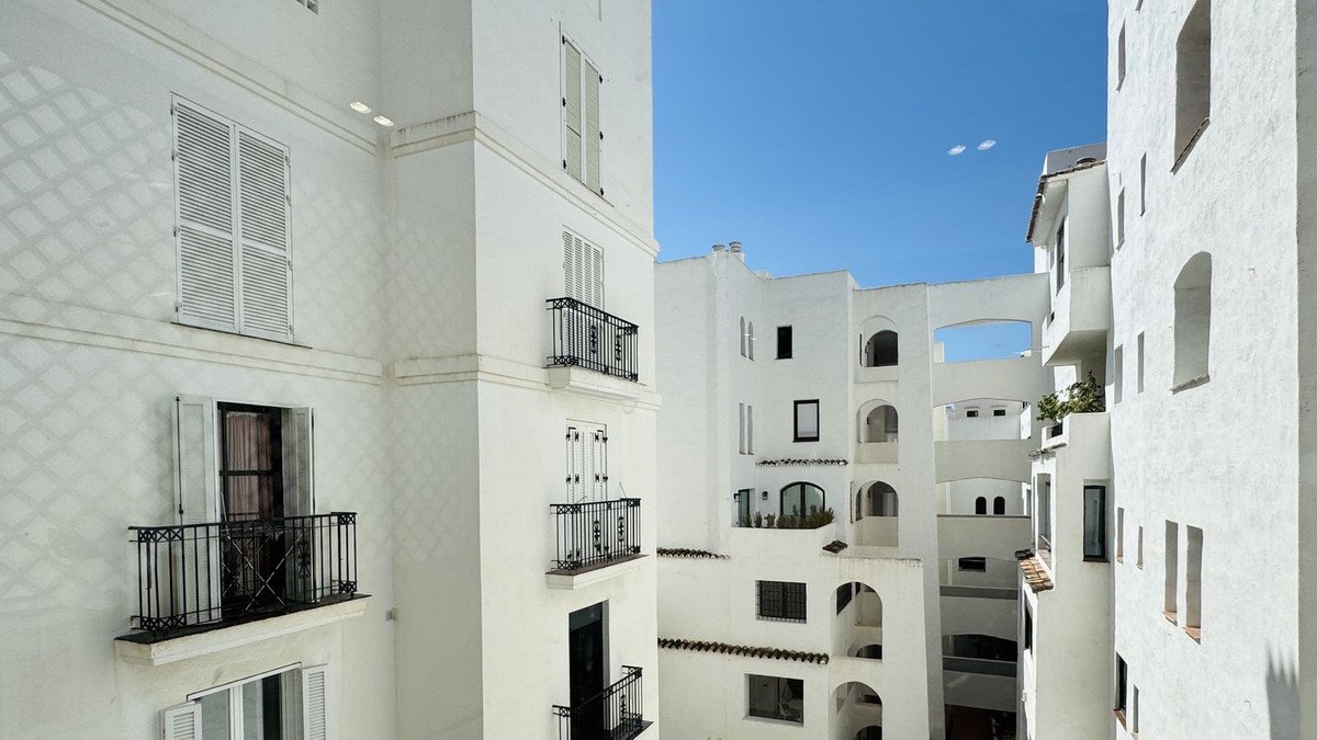2 Bed Middle Floor Apartment in Puerto Banús