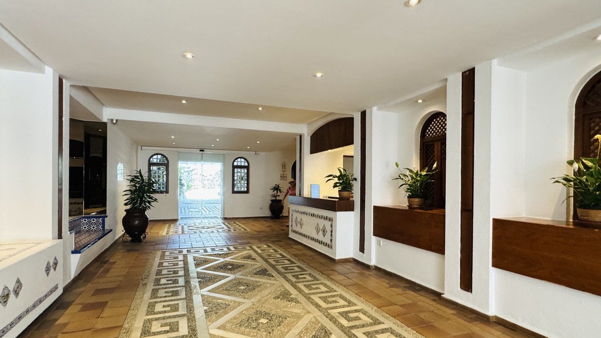 2 Bed Middle Floor Apartment in Puerto Banús