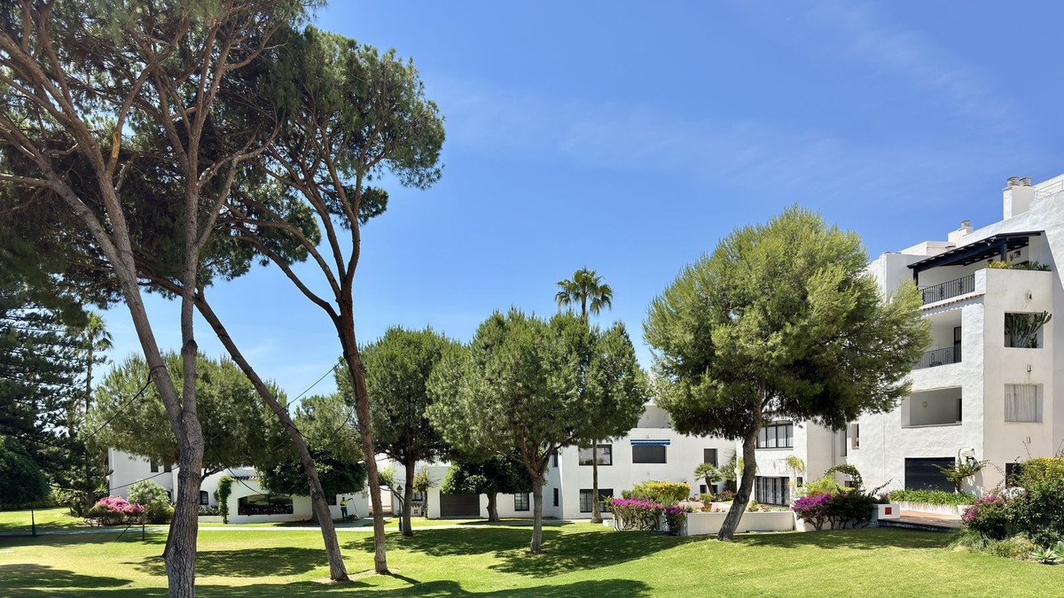 2 Bed Middle Floor Apartment in Puerto Banús