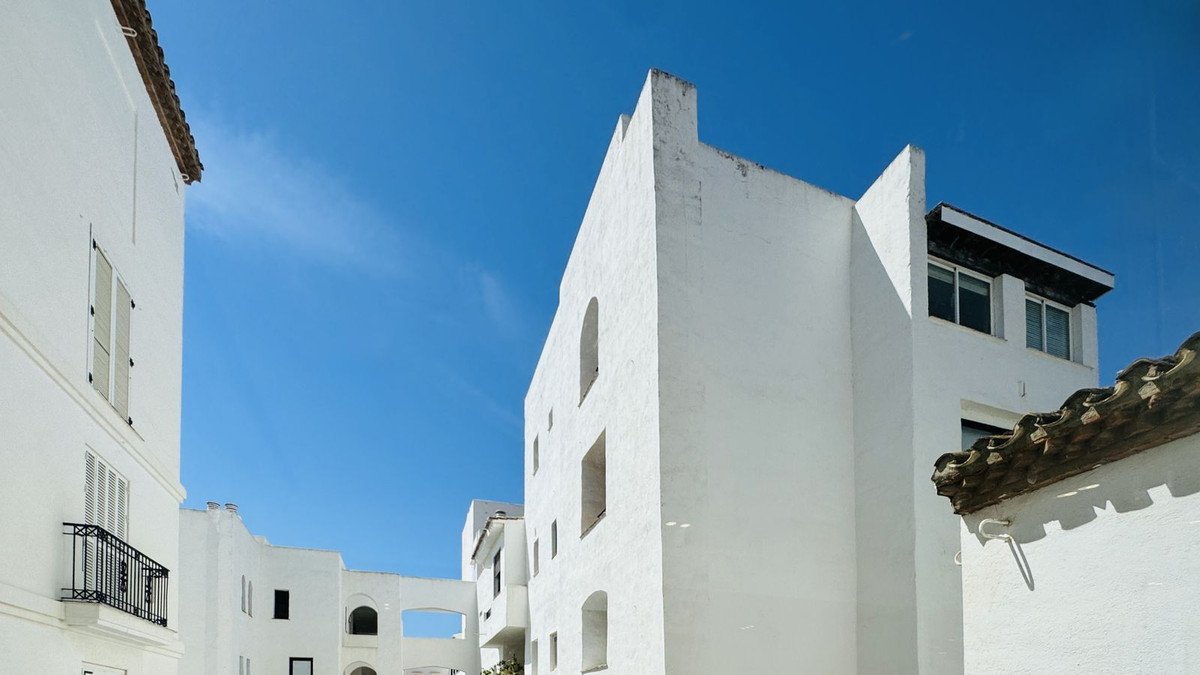2 Bed Middle Floor Apartment in Puerto Banús