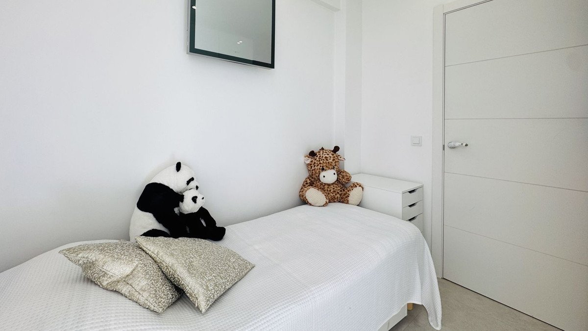 2 Bed Middle Floor Apartment in Puerto Banús