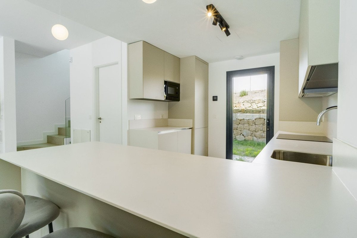 3 Bed Semi-Detached House in Estepona