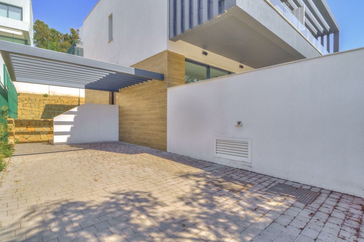 3 Bed Semi-Detached House in Estepona