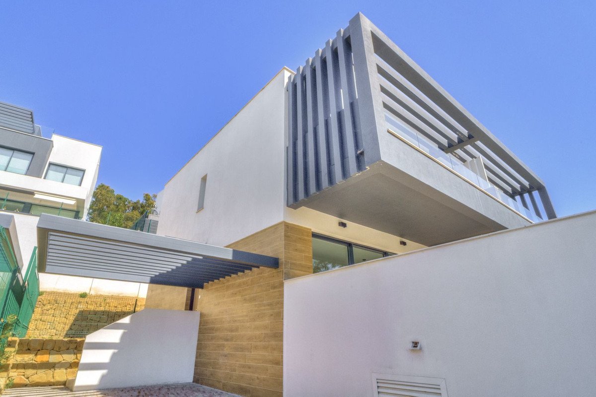 3 Bed Semi-Detached House in Estepona