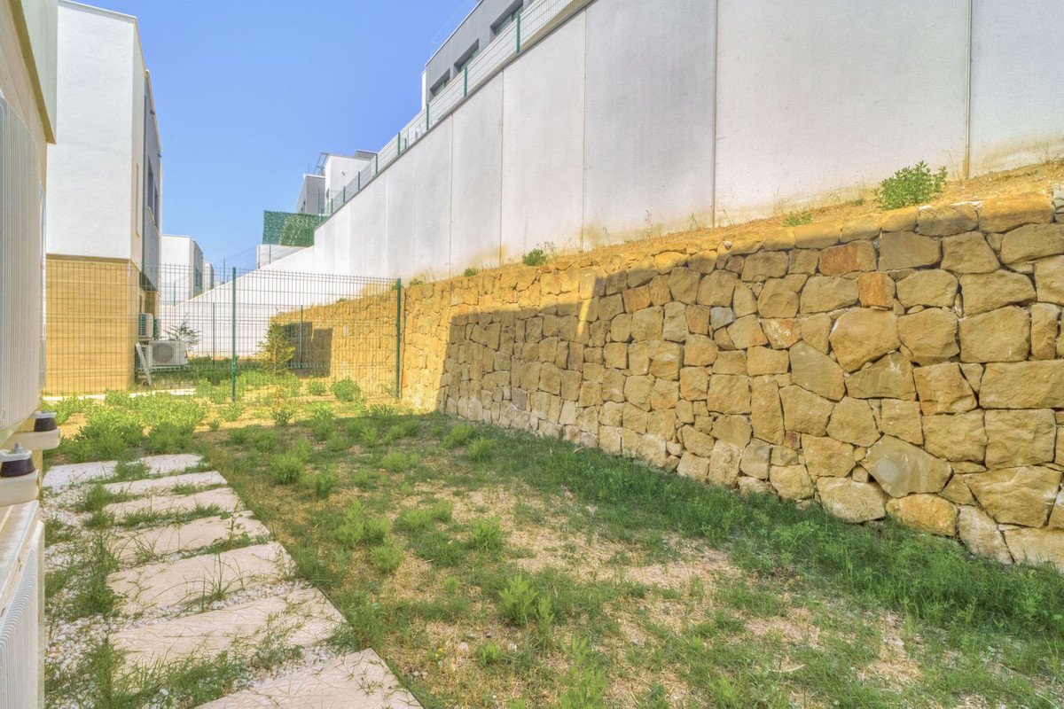 3 Bed Semi-Detached House in Estepona