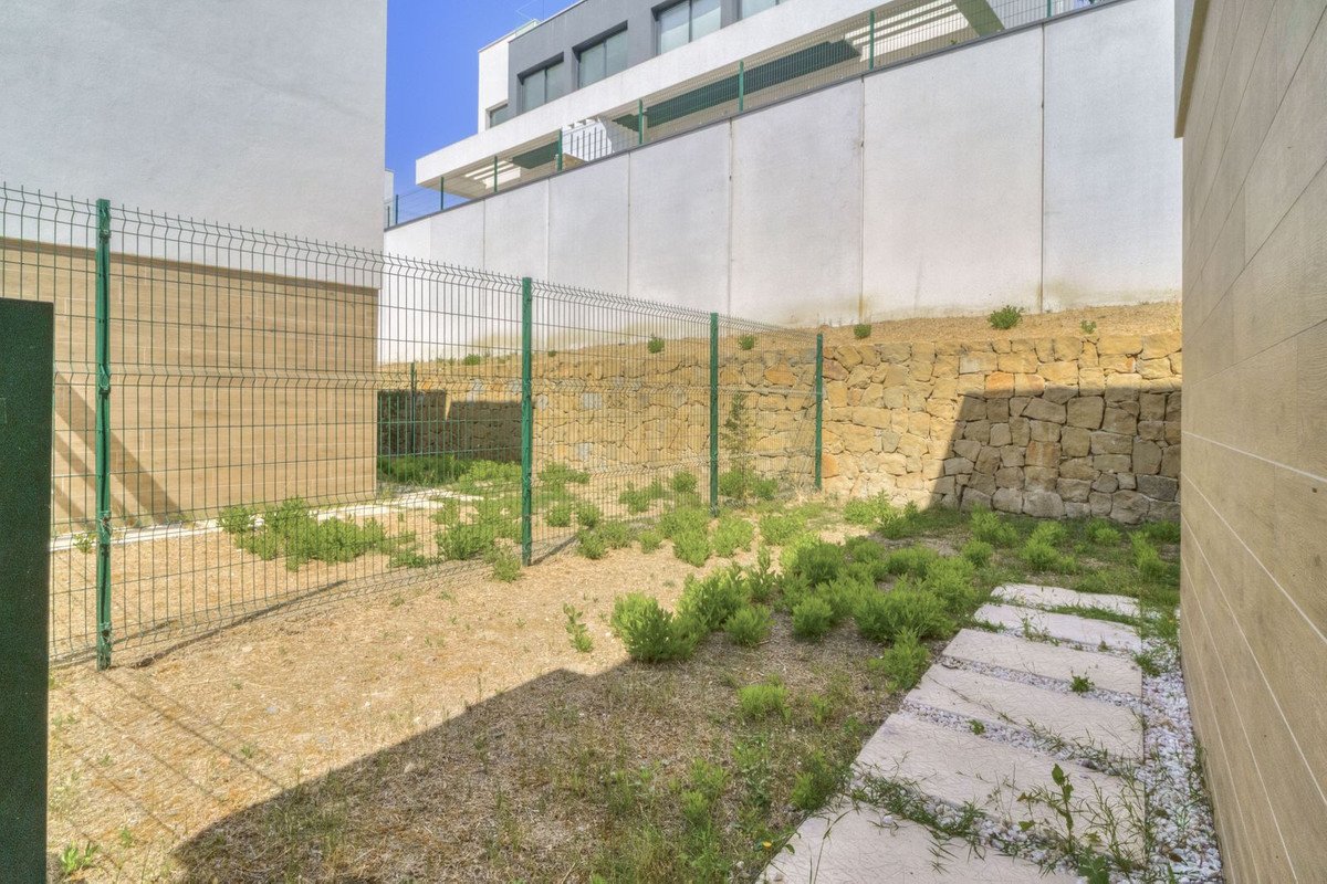 3 Bed Semi-Detached House in Estepona
