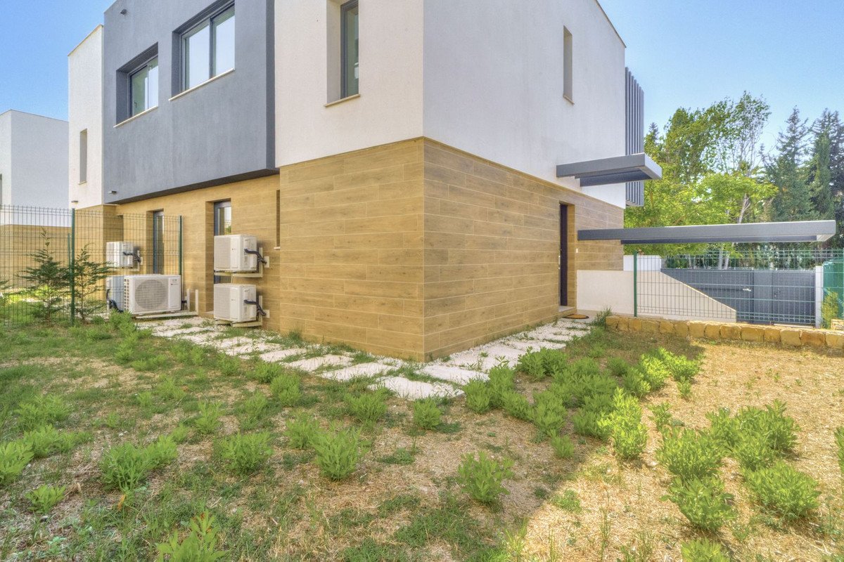 3 Bed Semi-Detached House in Estepona