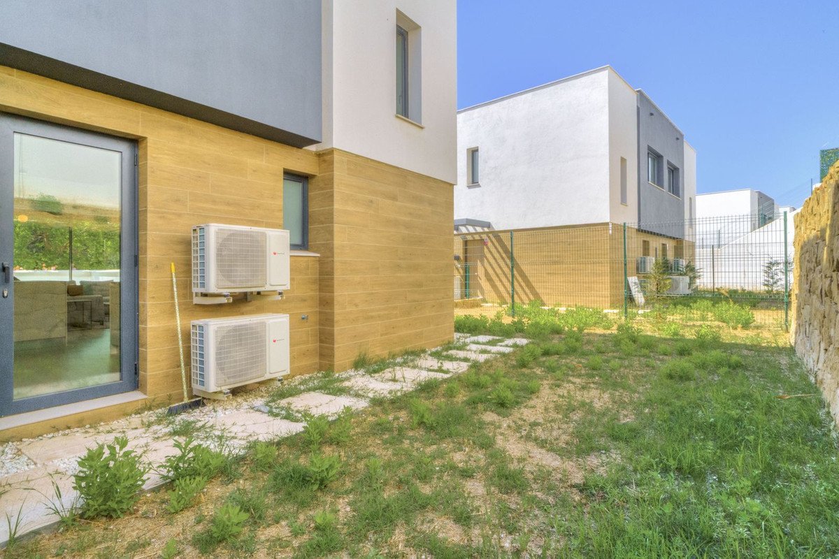 3 Bed Semi-Detached House in Estepona