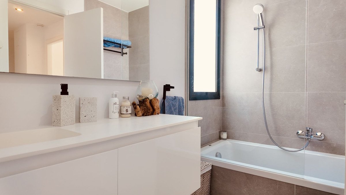 4 Bed Semi-Detached House in New Golden Mile