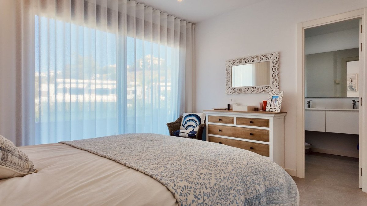 4 Bed Semi-Detached House in New Golden Mile