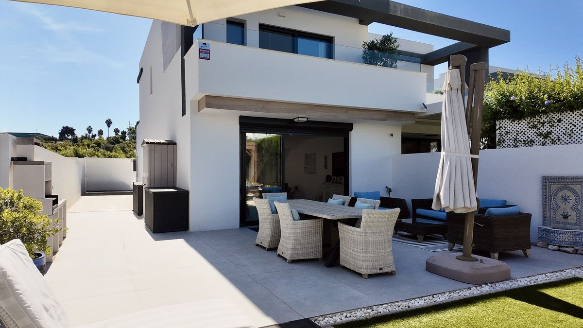 4 Bed Semi-Detached House in New Golden Mile