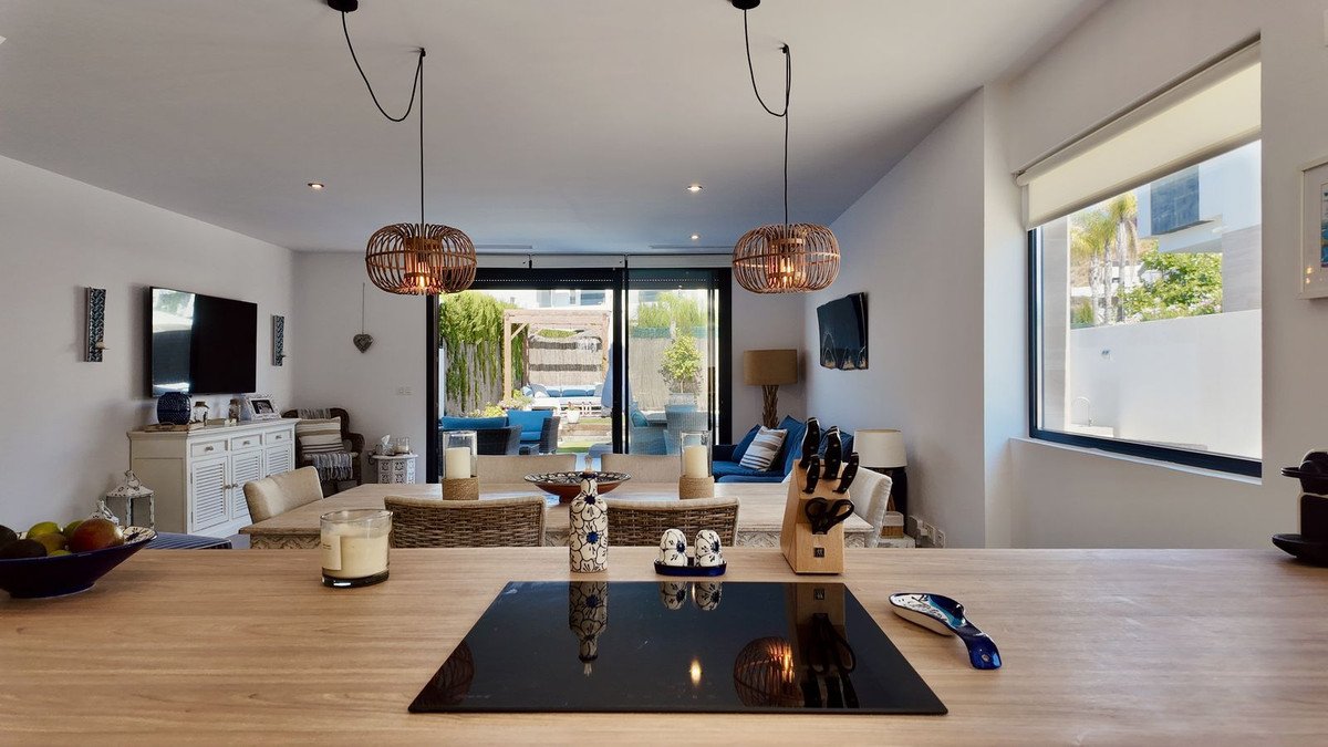4 Bed Semi-Detached House in New Golden Mile
