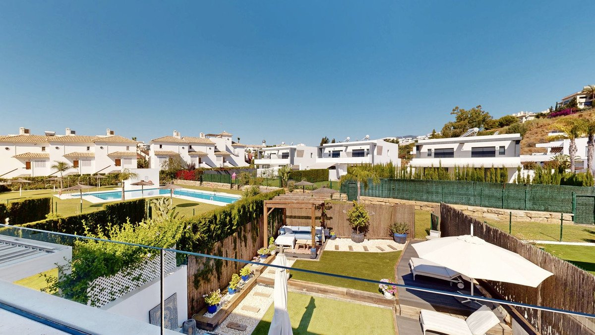 4 Bed Semi-Detached House in New Golden Mile