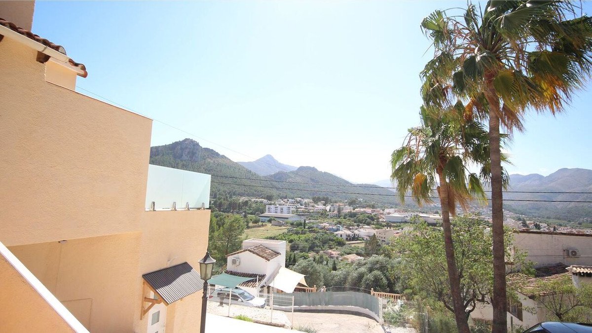 4 Bed Detached Villa in Orba