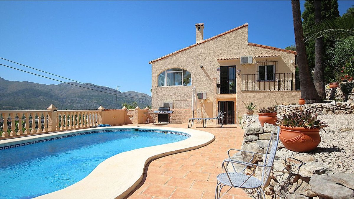 4 Bed Detached Villa in Orba