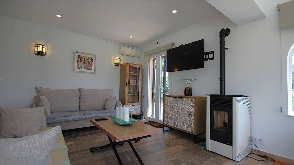 4 Bed Detached Villa in Orba